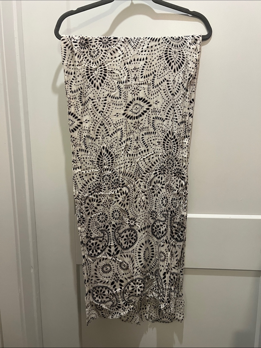 Women’s Black & Cream Printed Scarf